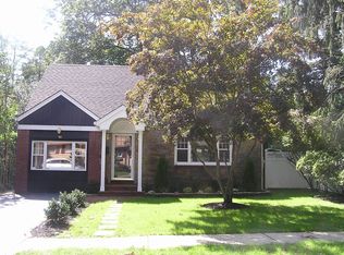 46 Oak St, Merrick, NY 11566