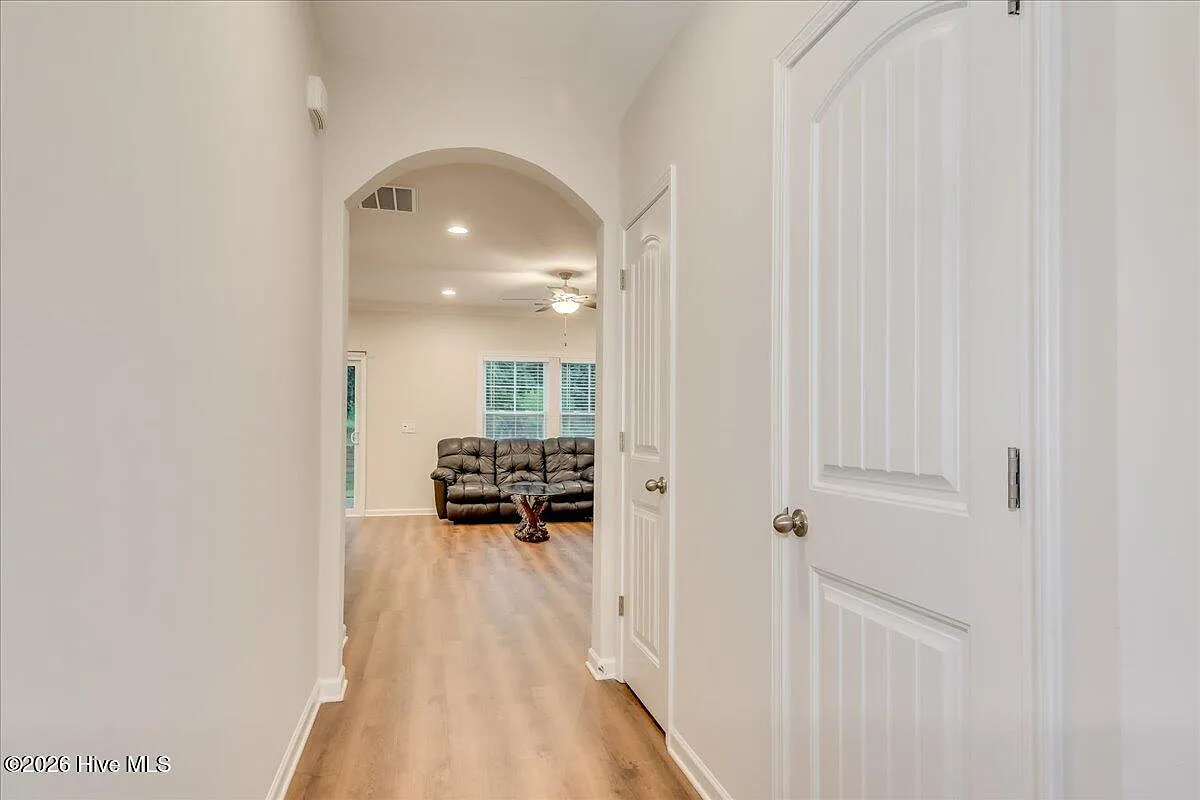 4 bed, 2.5 bath, 1861 sqft, $2,100 — Photo 4