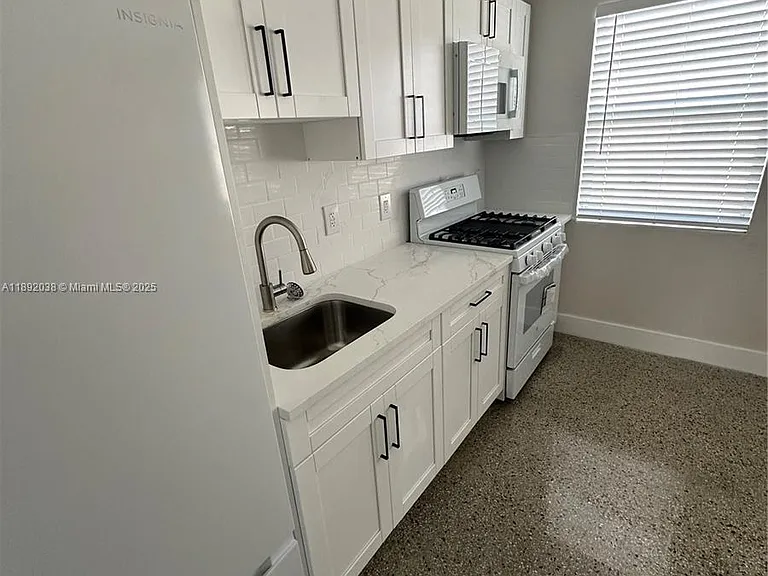 211 SW 18th Ave #2 — Photo 4