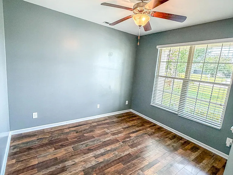 521 Shelmore Ln — Photo 10