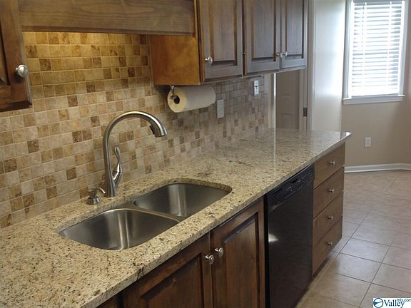 3rd image of 913 Ashwood Dr