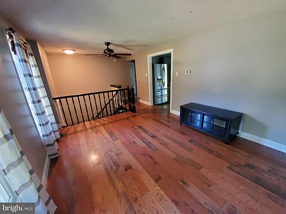 4th image of 727 Morgan Dr W