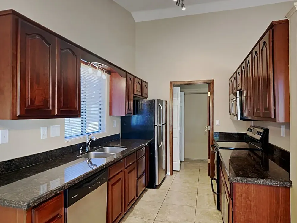 3 bed, 1425 sqft, $1,300 — Photo 2