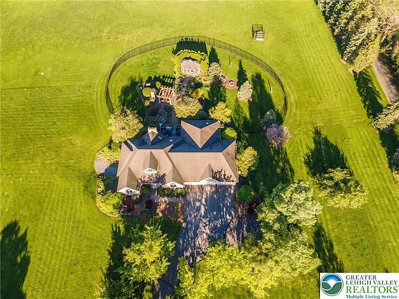 2nd image of 1089 Deemer Rd