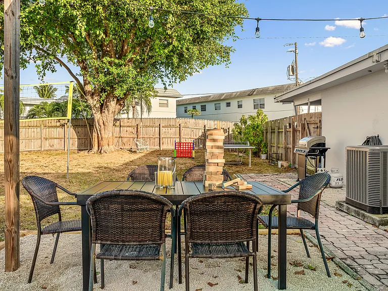 3961 NE 10th Ave — Photo 49