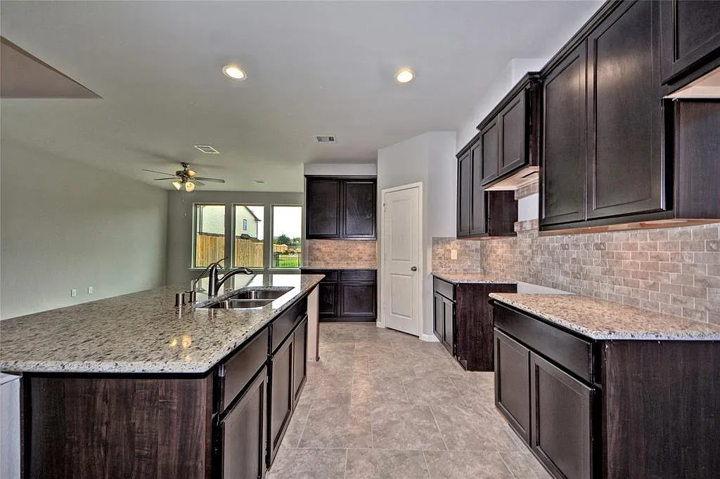 3 bed, 2.5 bath, 1918 sqft, $2,200 — Photo 4