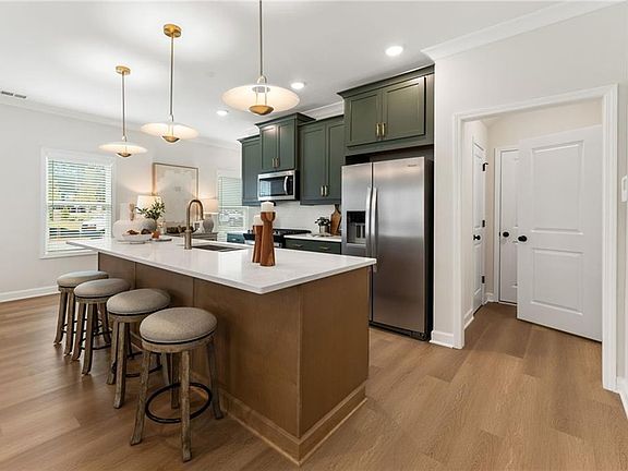 3rd image of 224 Dahlia Dr