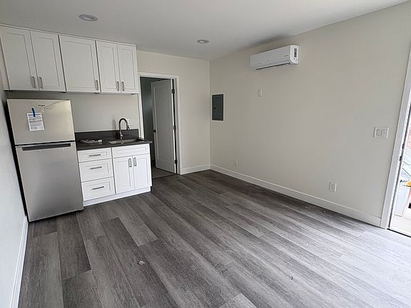 5th image of 506 W Hillcrest Blvd #1