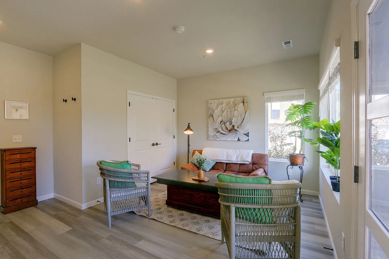 3 bed, 3.0 bath, 1926 sqft, $5,870 — Photo 2