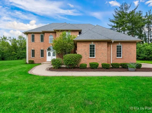 8208 Redtail Dr, Crystal Lake, IL 60014