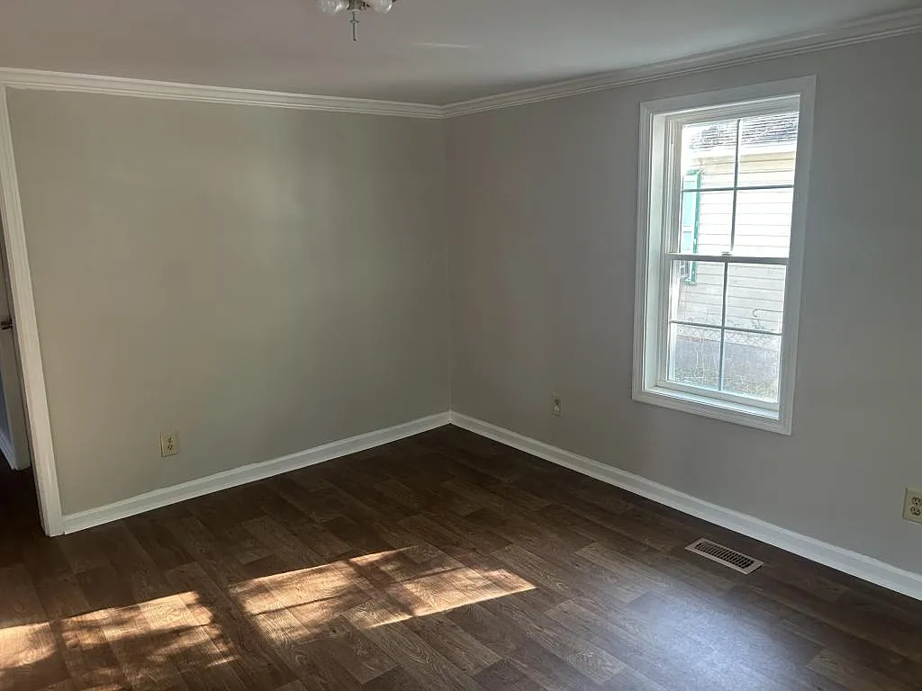 953 Dixie St — Photo 2