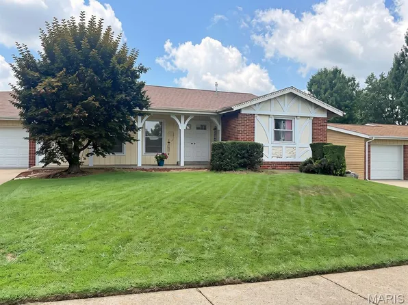 2105 Barcelona Dr, Florissant, MO 63033
