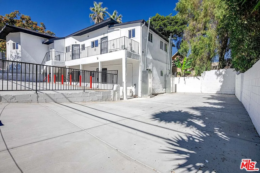 2 bed, 1.0 bath, 995 sqft, $2,400 — Photo 3