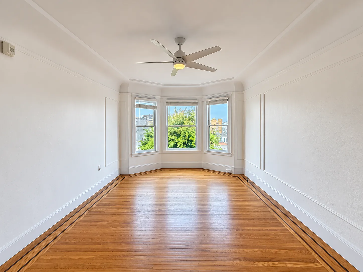 Spacious 2BR Near Alamo Square | In-Unit Laundry | Dishwasher — Photo 2