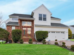 4 Woodmere Ct, Old Bridge, NJ 08857