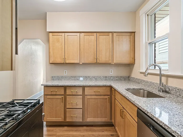 1680 Potomac Avenue — Photo 4