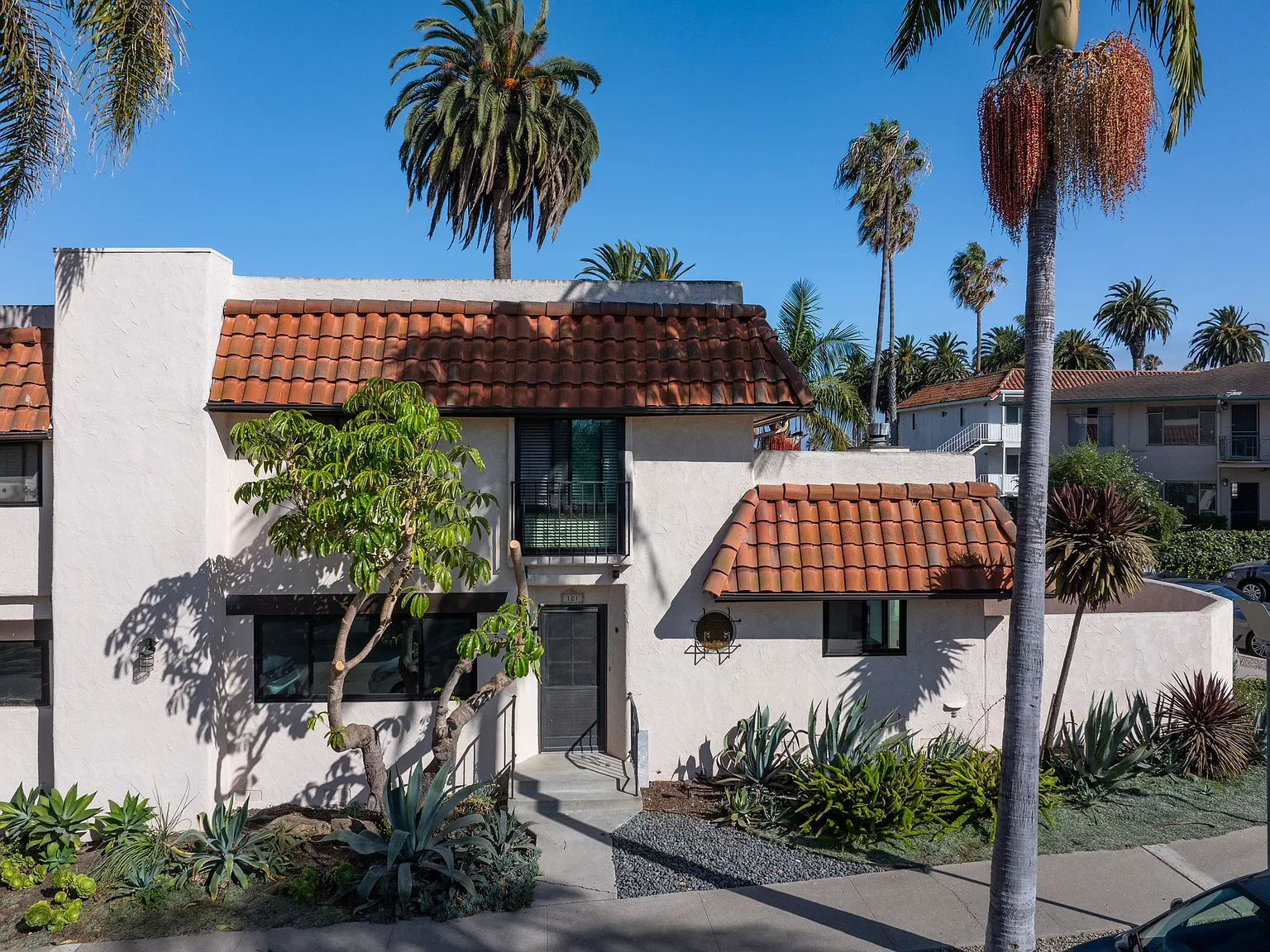121 Burton Cir — Photo 4
