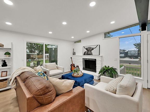 5th image of 3956 S Southbourne Way