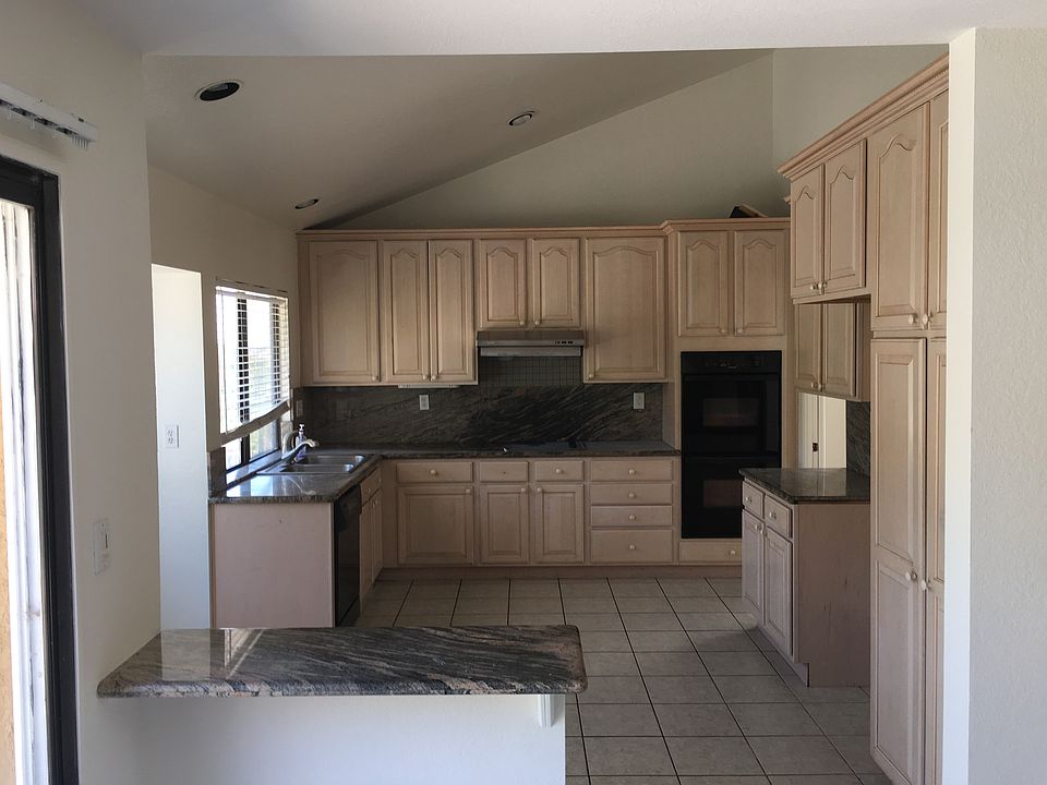 Kitchen w/ granite counters