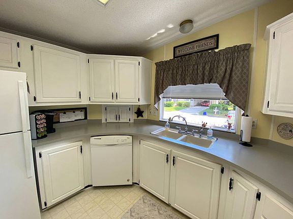 5th image of 60 Misty Falls Dr