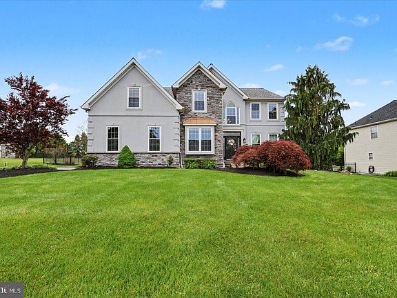 3rd image of 144 Fox Run Dr