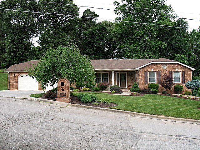 1st image of 225 N Davis Dr