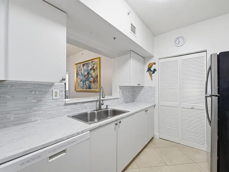 3020 NE 32nd Ave #1103 — Photo 2