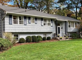 11 Suzanne Ln, Pleasantville, NY 10570