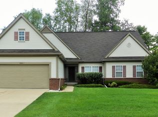 2052 Lagoon Dr, Rochester Hills, MI 48309