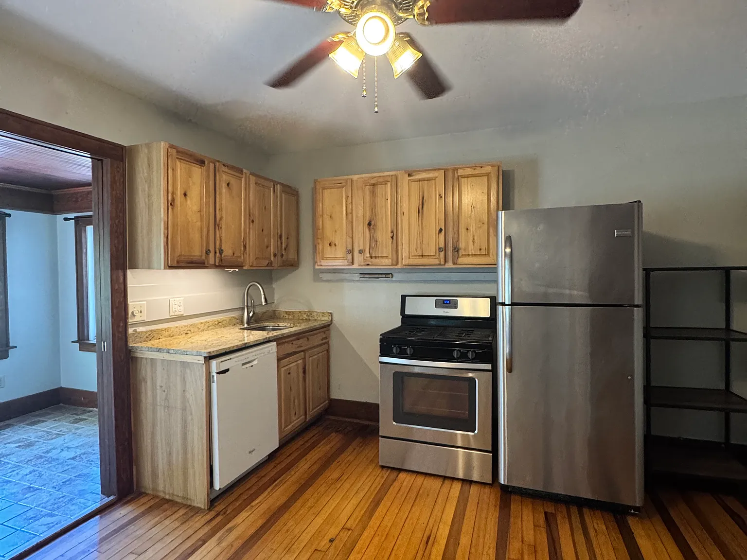 6 bed, 2.5 bath, $860 — Photo 2