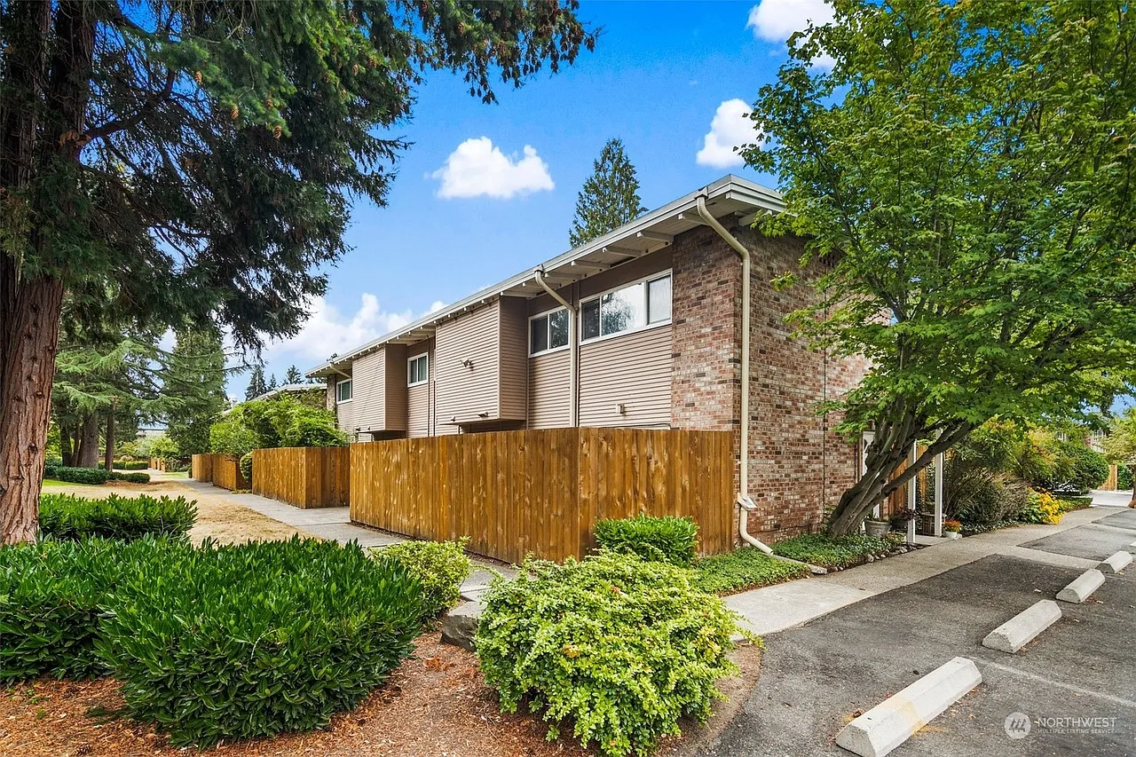 3 bed, 1.5 bath, 1105 sqft, $3,000 — Photo 1