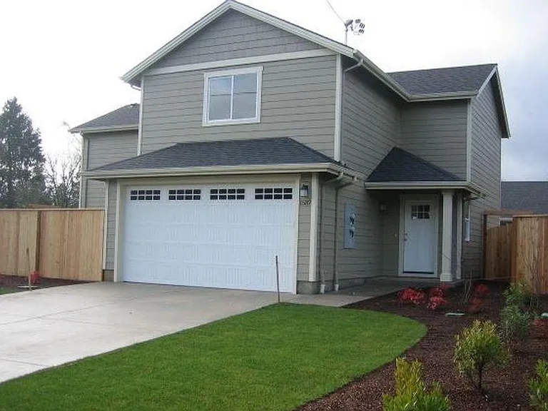 1587 SW Hayter St — Photo 1