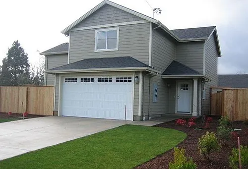 1587 SW Hayter St Photo 1