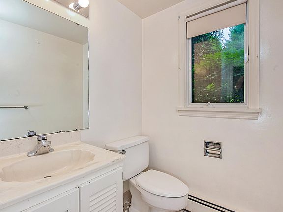 5th image of 6 Hillside Pl