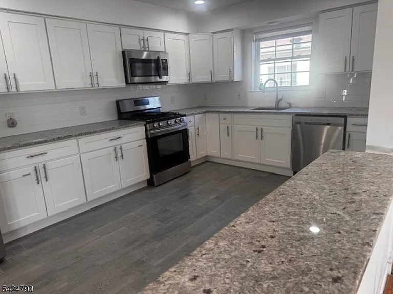 81-83 Hawthorne Ave #3 — Photo 5