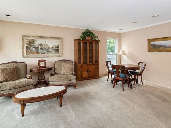5th image of 138 Woodcrest Pl