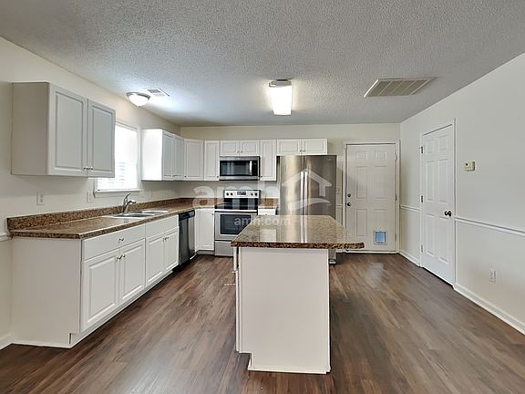 3rd image of 106 Sweetland Ct