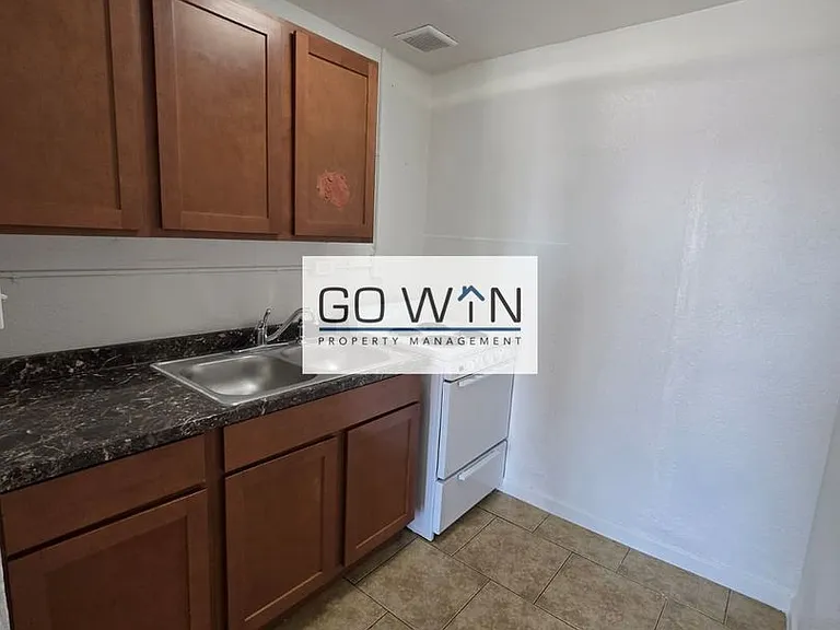 2146 E Taylor St — Photo 2