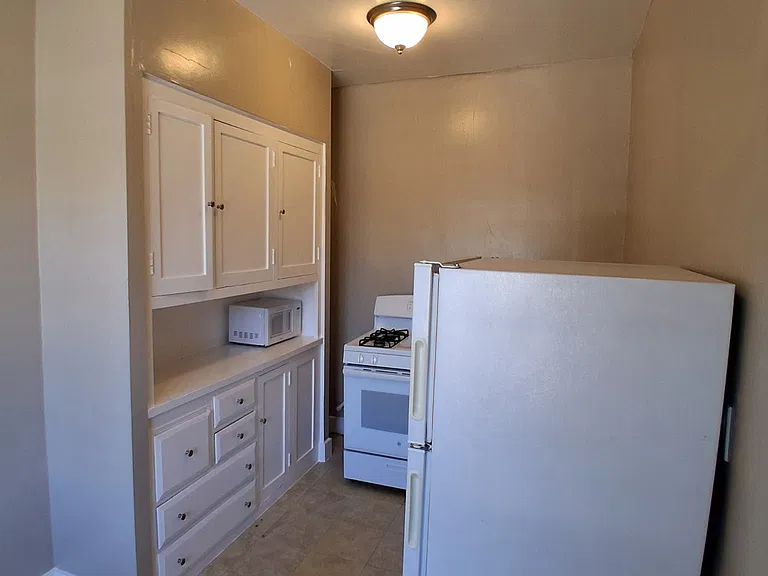 Claremont Towers Apartments — Photo 11