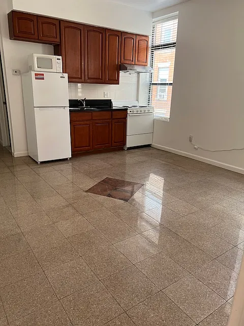 2 bed, 750 sqft, $1,300 — Photo 3