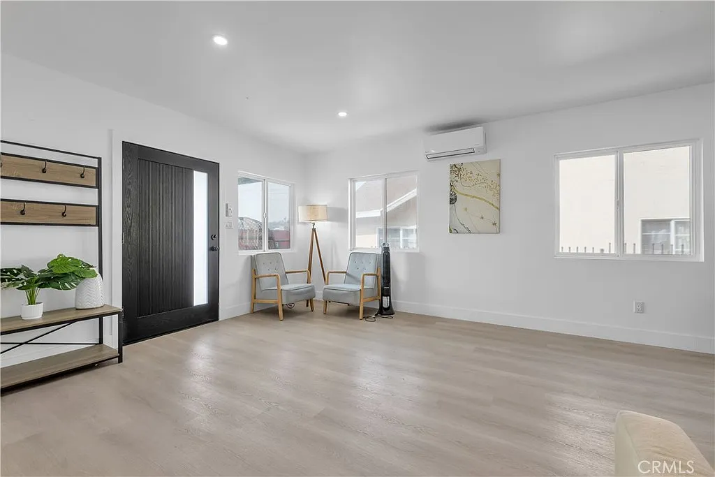 5 bed, 2200 sqft, $6,500 — Photo 4