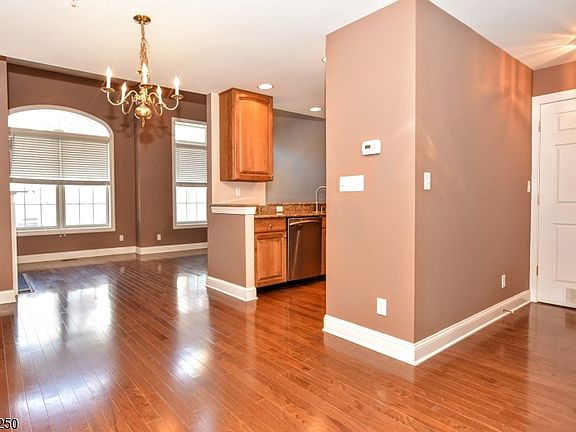 5th image of 12 De Bruyle Ct