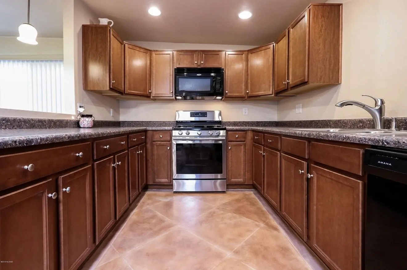 3 bed, 1443 sqft, $1,910 — Photo 2