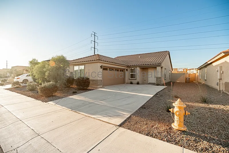 3 bed, 2.0 bath, 1376 sqft, $1,795 — Photo 2