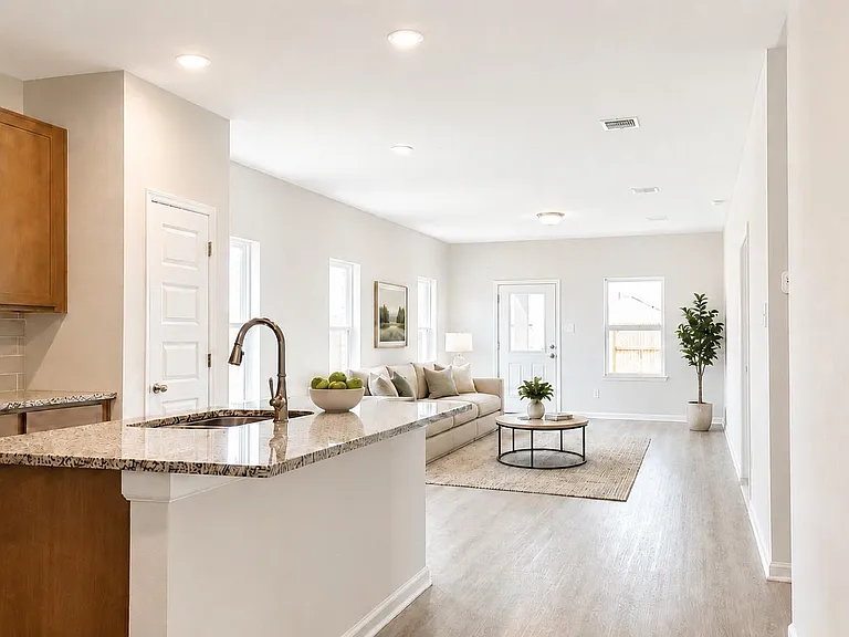 1913 N Riverside Cir — Photo 9
