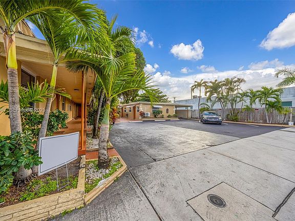 3rd image of 6124 Pembroke Rd