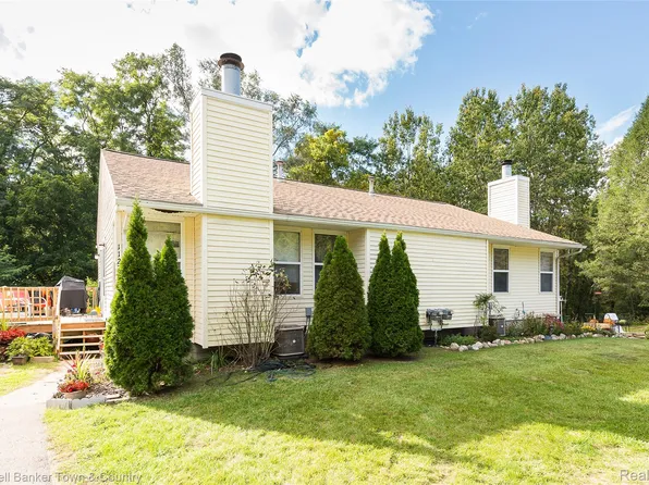 10268 Lake Forest Dr, Hamburg, MI 48139