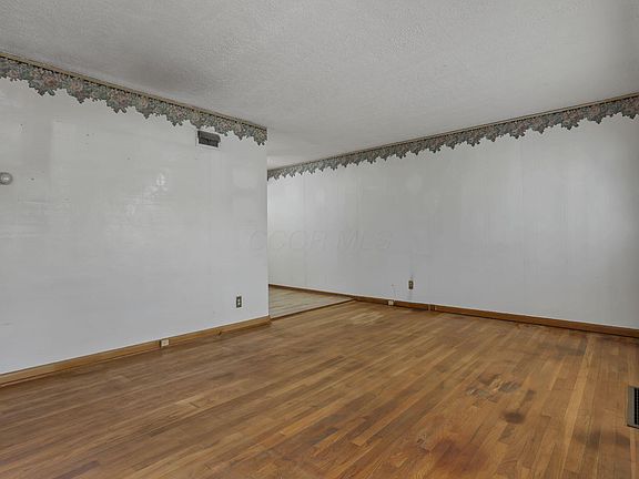 3rd image of 810 Walker St