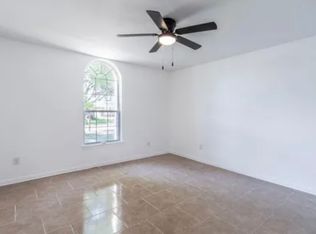1110 Meadow Park Ln, Grand Prairie, TX 75052