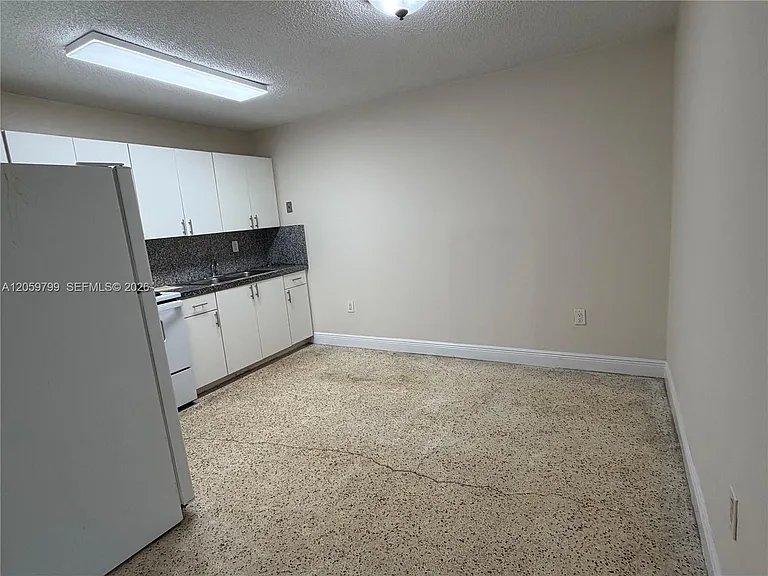 240 E 8th St #3 — Photo 10